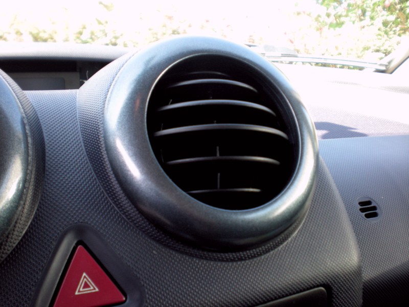 Enlever la grille d'aération - Démonter bouches de ventilation d'une voiture  