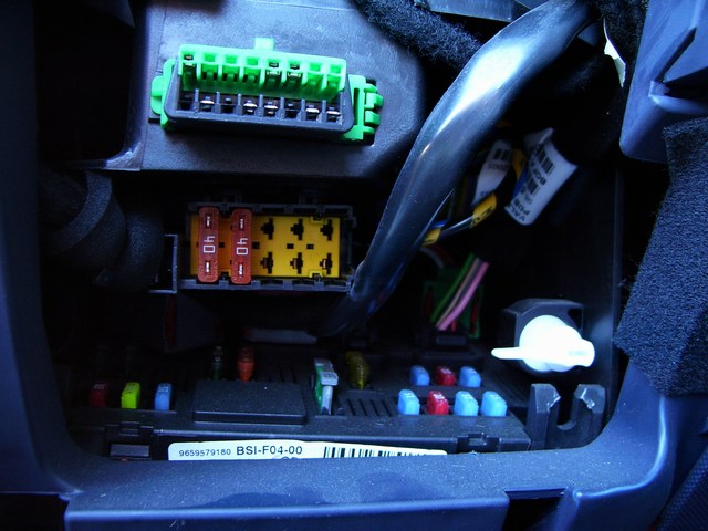 Passage de cable entre la batterie et l'habitacle. - Forum Peugeot 1007